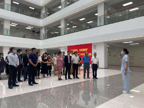 医者仁心“庆百年”，服务为荣“新十年” | 赢彩吧859cc控股助力“银蛇奖”获得者赴福州开展义诊